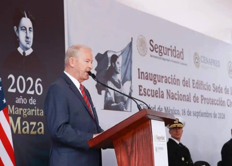 Fachada de un banco en México con personal de seguridad en la entrada, en el contexto del refuerzo antilavado