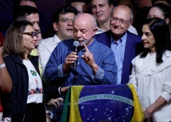 Pantalla electrónica del índice Ibovespa en la Bolsa de São Paulo mostrando una caída pronunciada tras la reelección de Lula