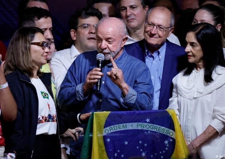 Pantalla electrónica del índice Ibovespa en la Bolsa de São Paulo mostrando una caída pronunciada tras la reelección de Lula