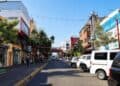Fachada de megatienda de capital chino en República Dominicana con mercancías exhibidas en la entrada
