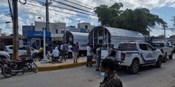 Agentes de la Dirección General de Migración de República Dominicana durante un operativo de control migratorio