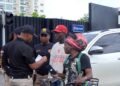 Agentes de la Dirección General de Migración de República Dominicana durante operativo de detención de migrantes haitianos indocumentados en zona fronteriza