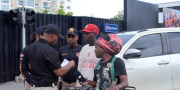 Agentes de la Dirección General de Migración de República Dominicana durante operativo de detención de migrantes haitianos indocumentados en zona fronteriza
