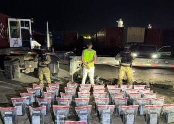 Agentes de la DNCD junto a paquetes de presunta cocaína incautados en el puerto de Don Diego y el Aeropuerto de Punta Cana