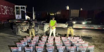 Agentes de la DNCD junto a paquetes de presunta cocaína incautados en el puerto de Don Diego y el Aeropuerto de Punta Cana