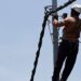 Brigadas técnicas de la ETED trabajando en torres de transmisión eléctrica de 69 kV en República Dominicana