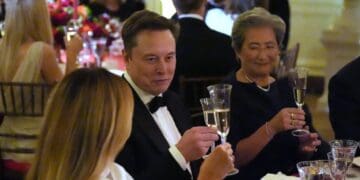 Elon Musk, el hombre más rico del mundo, cuya fortuna superó el billón de dólares impulsada por SpaceX y Tesla