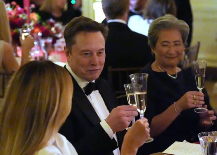 Elon Musk, el hombre más rico del mundo, cuya fortuna superó el billón de dólares impulsada por SpaceX y Tesla