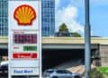 Surtidor de gasolina en una estación de servicio de Estados Unidos con precio superior a cuatro dólares por galón