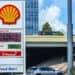 Surtidor de gasolina en una estación de servicio de Estados Unidos con precio superior a cuatro dólares por galón