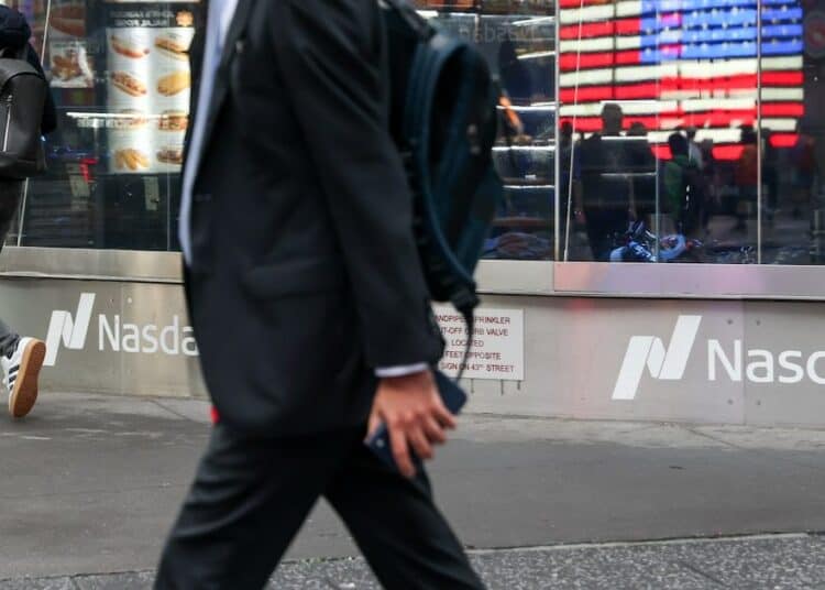 Pantalla de trading mostrando el índice dólar DXY y rendimientos de bonos del Tesoro con gráficos en caída