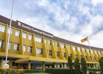 Ciudadano solicitando un acta de nacimiento en una oficialía del estado civil de la JCE en República Dominicana