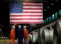 Trabajadores en una planta de manufactura de semiconductores en Estados Unidos con maquinaria de producción automatizada