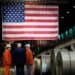 Trabajadores en una planta de manufactura de semiconductores en Estados Unidos con maquinaria de producción automatizada