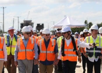 Supervisión de trabajos de construcción del muelle de la nueva terminal del Puerto de Manzanillo con pilotes metálicos hincados sobre el mar
