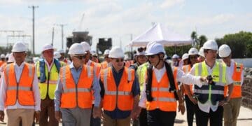 Supervisión de trabajos de construcción del muelle de la nueva terminal del Puerto de Manzanillo con pilotes metálicos hincados sobre el mar