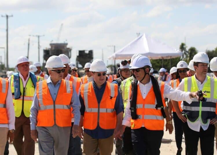 Supervisión de trabajos de construcción del muelle de la nueva terminal del Puerto de Manzanillo con pilotes metálicos hincados sobre el mar