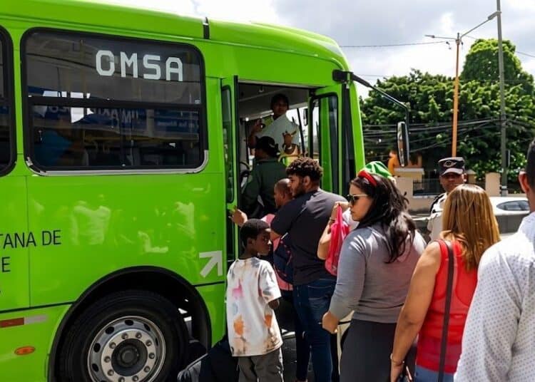 Autobús de la OMSA en el corredor La Nueva Barquita, Santo Domingo Este, República Dominicana