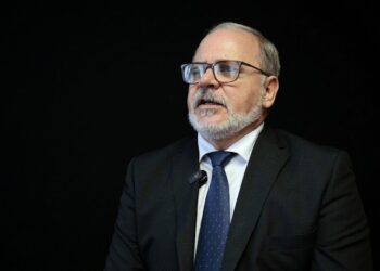 Canciller cubano Bruno Rodríguez y embajador estadounidense Mike Waltz en la Asamblea General de la ONU durante el debate sobre el embargo a Cuba