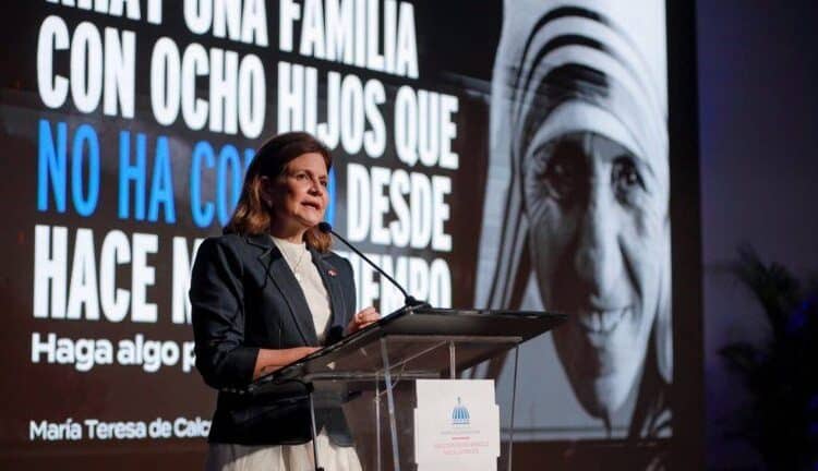 Vicepresidenta Raquel Peña habla en conferencia sobre reducción de la pobreza en República Dominicana, octubre 2026