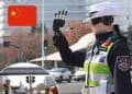 Policías de Shenyang, China, equipados con exoesqueletos robóticos en terreno montañoso