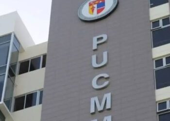 Auditorio de la PUCMM en el campus Santo Domingo durante un evento académico de comunicación corporativa