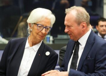 Christine Lagarde, presidenta del BCE, conversa con el ministro de Finanzas de Luxemburgo en el Eurogrupo del 8 de octubre de 2026