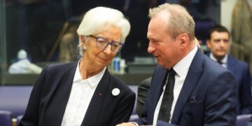 Christine Lagarde, presidenta del BCE, conversa con el ministro de Finanzas de Luxemburgo en el Eurogrupo del 8 de octubre de 2026