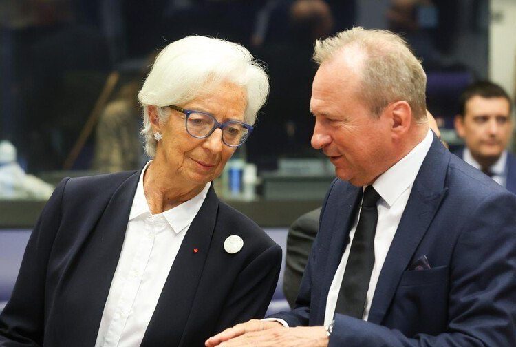 Christine Lagarde, presidenta del BCE, conversa con el ministro de Finanzas de Luxemburgo en el Eurogrupo del 8 de octubre de 2026