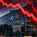 Pantalla con el logo de Alphabet y gráfica de caída en el precio de sus acciones en Wall Street