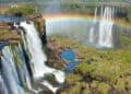 Vista aérea de las Cataratas del Iguazú con caudal extraordinario y pasarelas cerradas por crecida del río