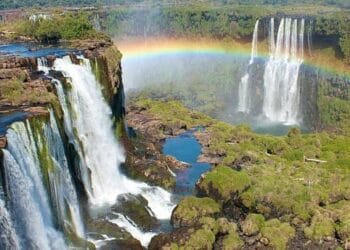 Vista aérea de las Cataratas del Iguazú con caudal extraordinario y pasarelas cerradas por crecida del río