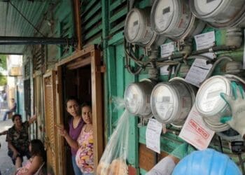 Tendidos eléctricos y postes de distribución en una zona urbana de República Dominicana