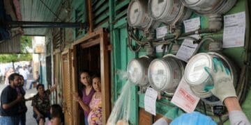 Tendidos eléctricos y postes de distribución en una zona urbana de República Dominicana