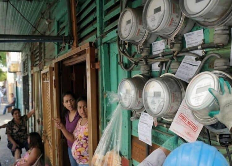 Tendidos eléctricos y postes de distribución en una zona urbana de República Dominicana