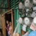 Tendidos eléctricos y postes de distribución en una zona urbana de República Dominicana