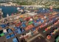 Contenedores de carga en un puerto dominicano listos para exportación de mercancías al exterior