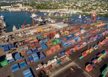 Contenedores de carga en un puerto dominicano listos para exportación de mercancías al exterior