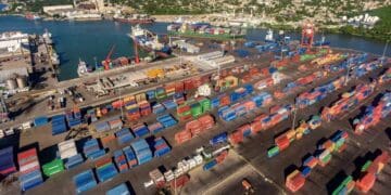 Contenedores de carga en un puerto dominicano listos para exportación de mercancías al exterior