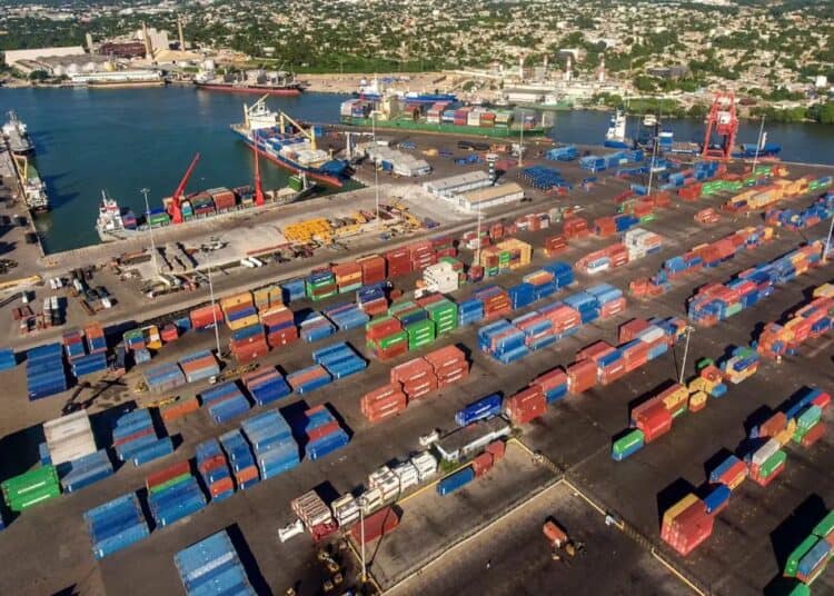 Contenedores de carga en un puerto dominicano listos para exportación de mercancías al exterior