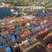 Contenedores de carga en un puerto dominicano listos para exportación de mercancías al exterior