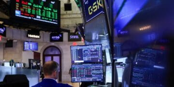 Pantalla con cotizaciones del S&P 500 en una bolsa de valores durante la temporada de resultados del tercer trimestre
