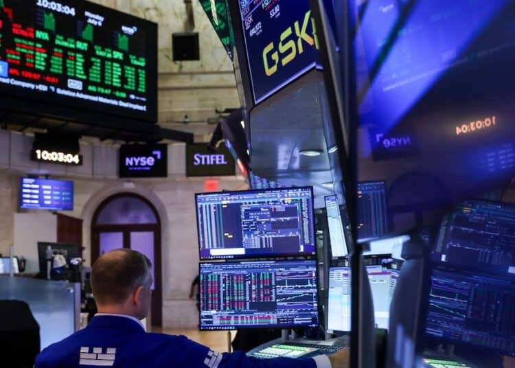 Pantalla con cotizaciones del S&P 500 en una bolsa de valores durante la temporada de resultados del tercer trimestre