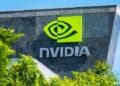 Pantalla mostrando el precio de la acción de Nvidia en la bolsa de valores con gráfico de tendencia alcista