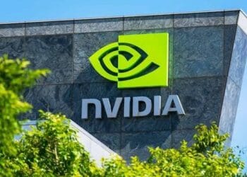 Pantalla mostrando el precio de la acción de Nvidia en la bolsa de valores con gráfico de tendencia alcista