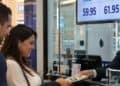 Billetes de dólar estadounidense sobre una mesa, representando el flujo de remesas recibidas en República Dominicana en 2026