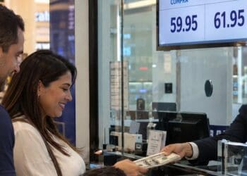 Billetes de dólar estadounidense sobre una mesa, representando el flujo de remesas recibidas en República Dominicana en 2026