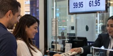 Billetes de dólar estadounidense sobre una mesa, representando el flujo de remesas recibidas en República Dominicana en 2026