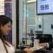 Billetes de dólar estadounidense sobre una mesa, representando el flujo de remesas recibidas en República Dominicana en 2026