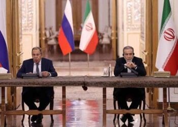 Canciller ruso Serguéi Lavrov junto al ministro iraní Abás Araqchi durante reunión en Teherán el 19 de octubre de 2026